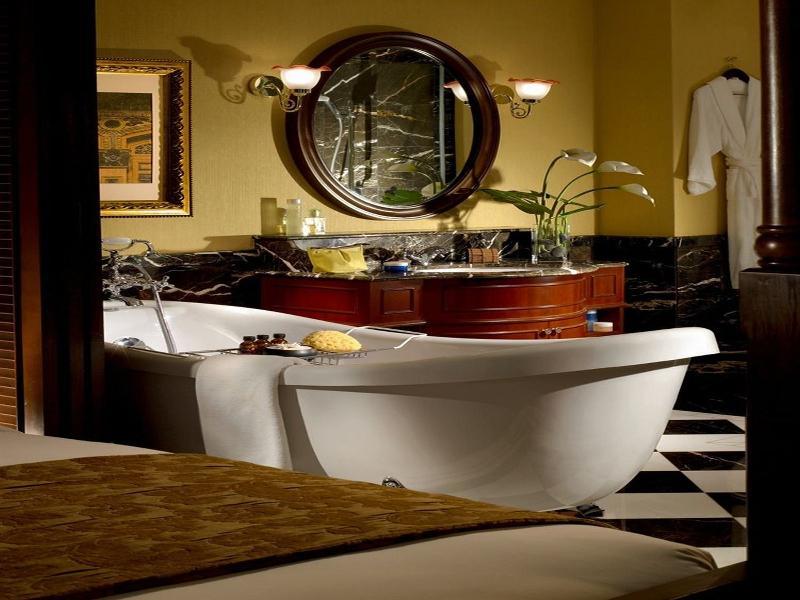 The Majestic Malacca Hotel - Small Luxury Hotels Of The World Exterior photo A freestanding bathtub
