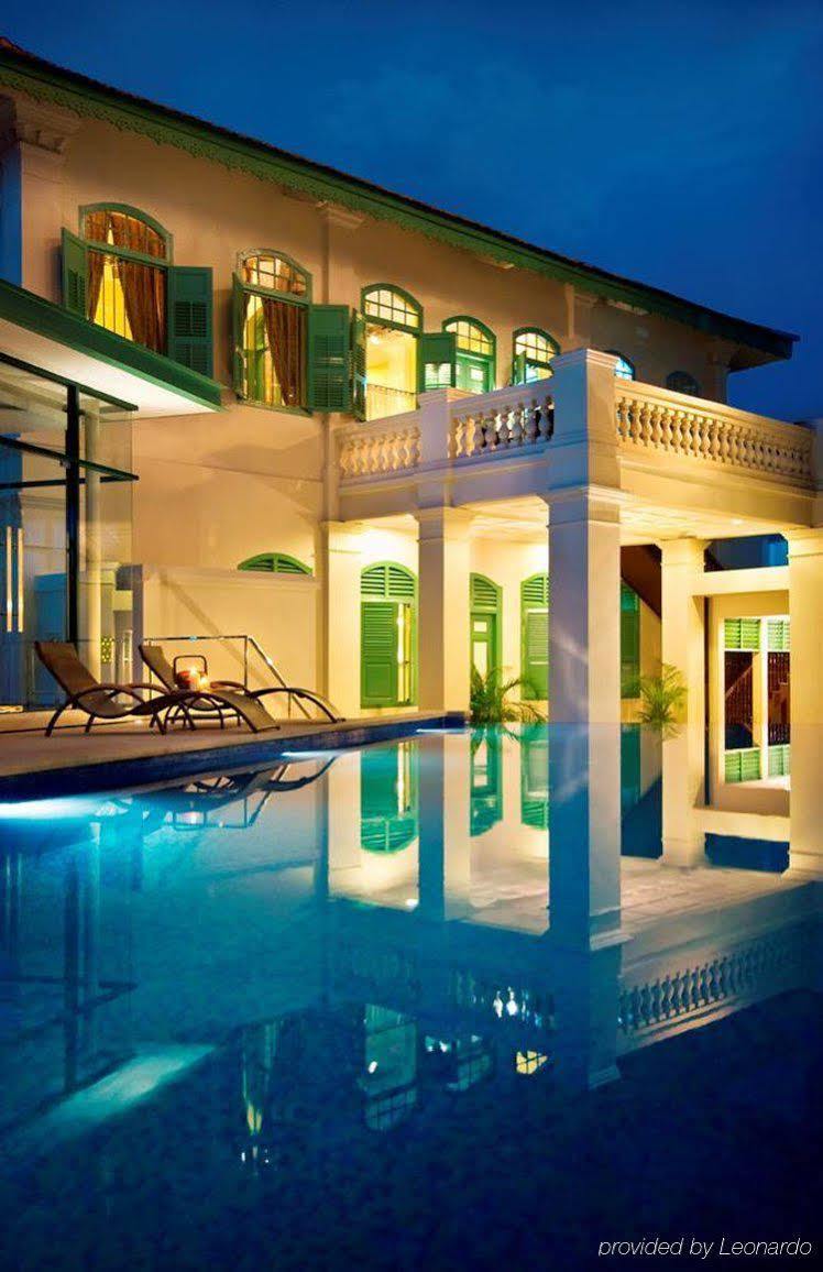 The Majestic Malacca Hotel - Small Luxury Hotels Of The World Exterior photo The swimming pool at the hotel