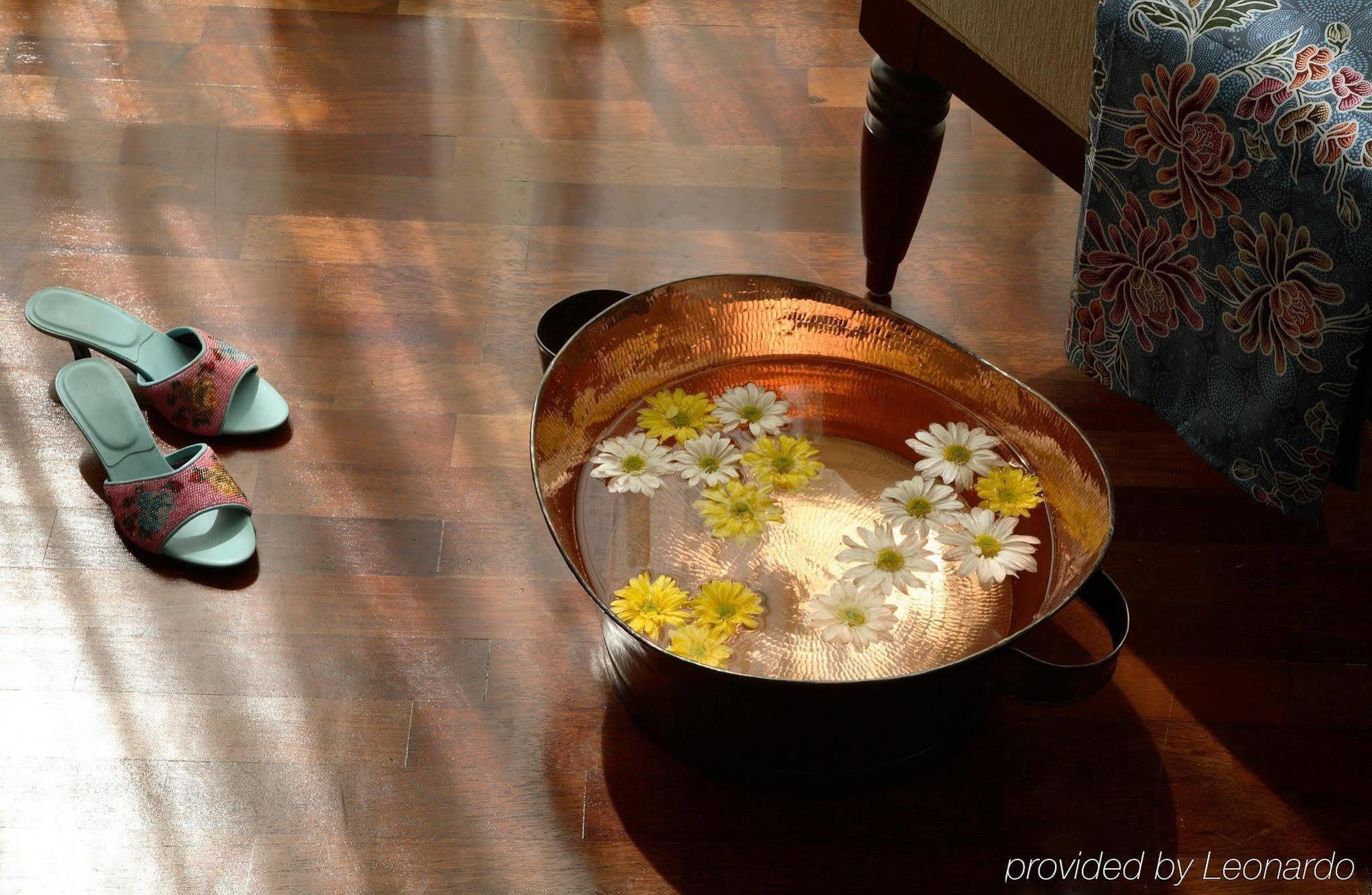 The Majestic Malacca Hotel - Small Luxury Hotels Of The World Exterior photo A foot bath